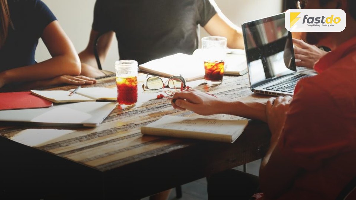 Cách chấm công theo ca cho nhà hàng, quán cà phê: quy trình và mẫu bảng