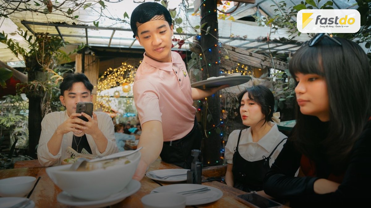 Cách tính lương nhân viên nhà hàng, quán cà phê: 5 khoản gồm lương ca, phụ cấp, tiền phục vụ