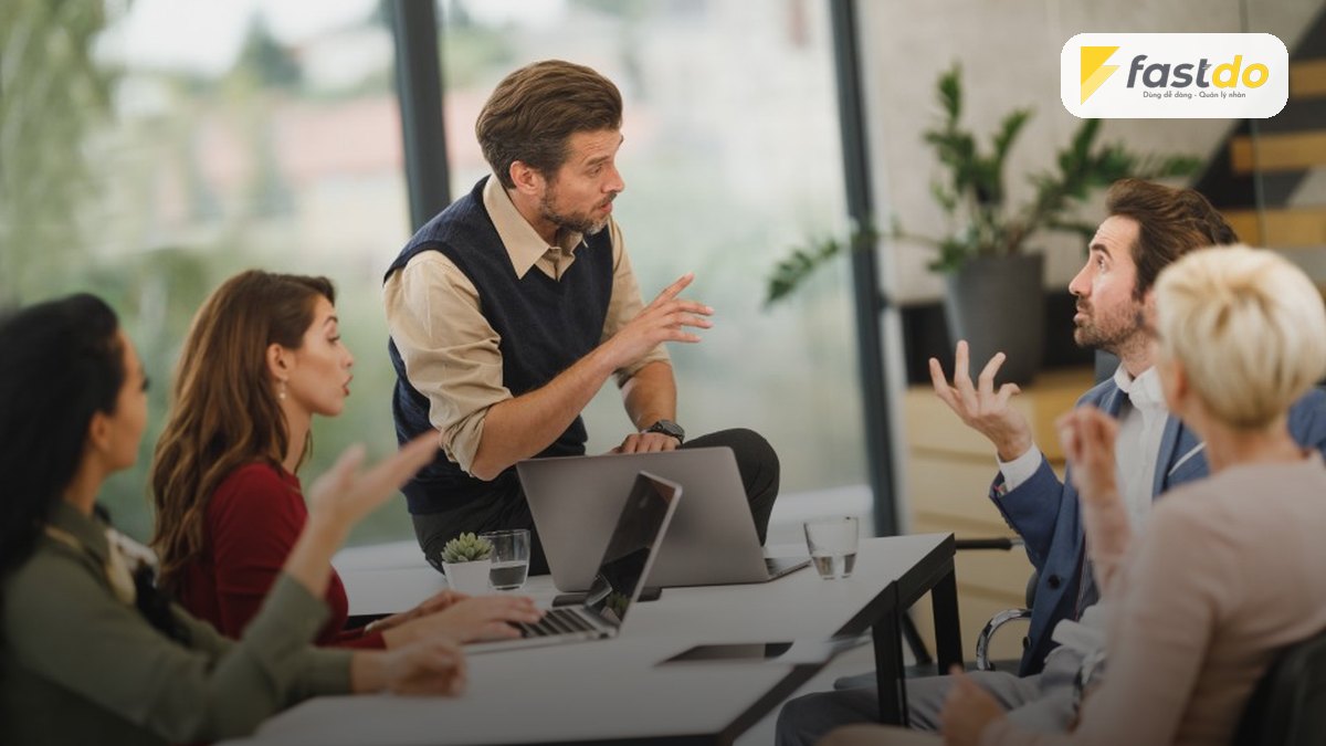 HRM là gì? Chức năng, quy trình và khác biệt với HRIS