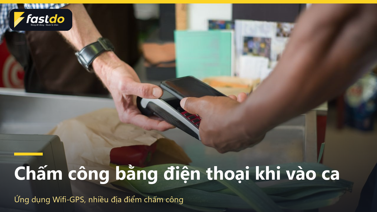 chấm công là gì: nhân viên chấm công bằng ứng dụng trên điện thoại