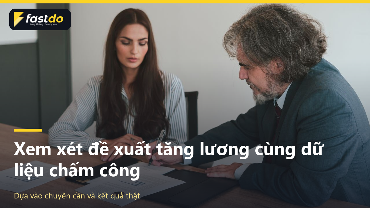mẫu đề xuất tăng lương: quản lý xem xét đề xuất tăng lương cùng dữ liệu chấm công